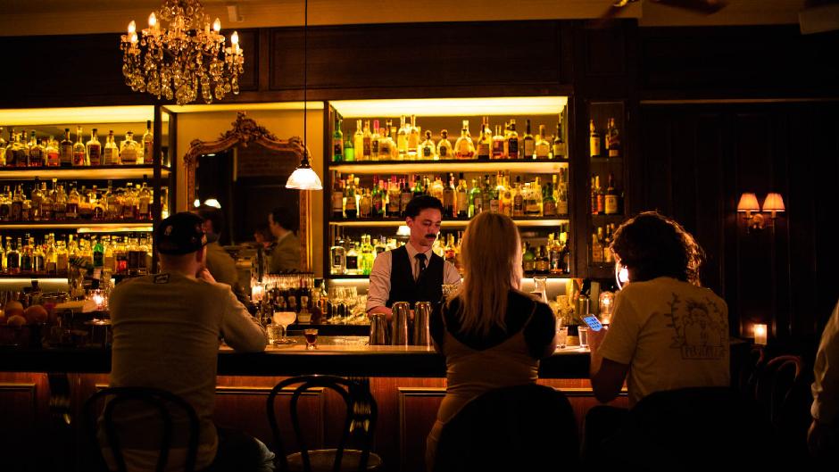 Get behind the scenes and discover Melbourne's best hidden bars, secret laneways and fascinating boozy history!